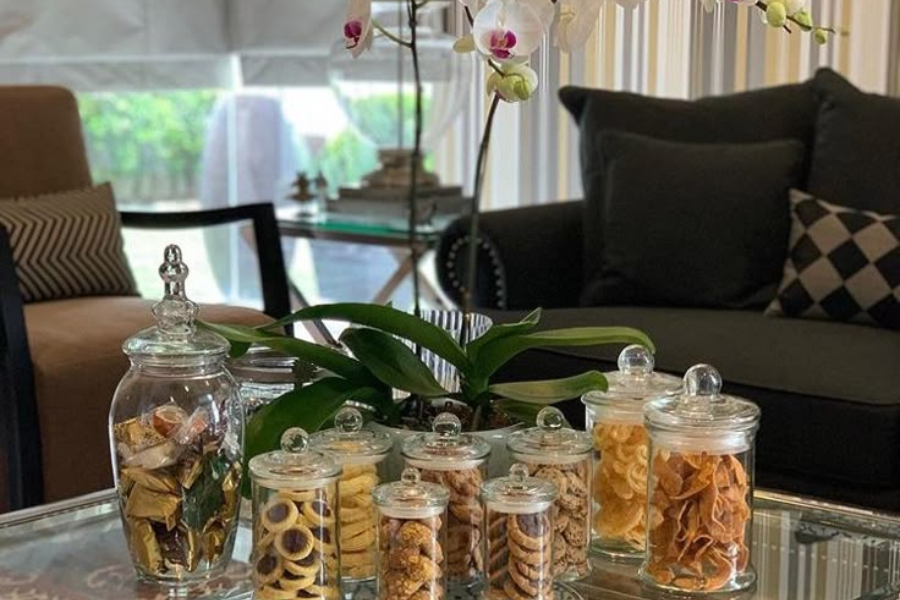 toples kue plastik estetik di meja tamu